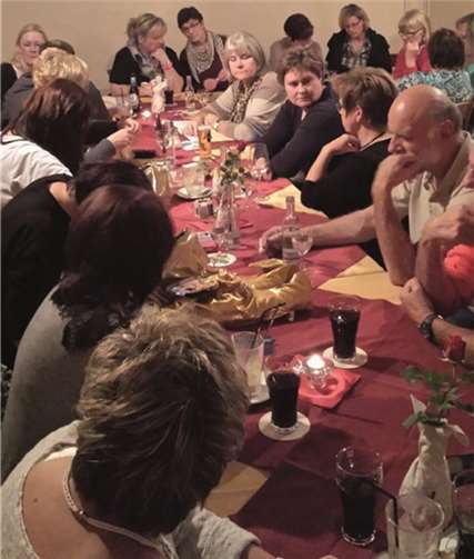 Die Kostümgruppe beim Nähen und BastelnPrivat