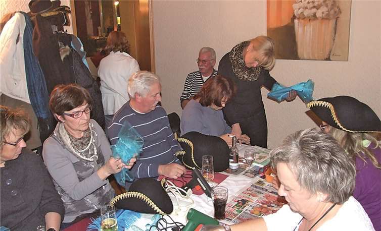 Die Kostümgruppe der Husaren legte letzte Hand an die Kostüme für den Rosenmontagszug.privat