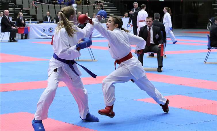 Die Kottenheimerin Jil Augel (r.) konterte die Angriffe ihrer Gegnerinnen mit einer blitzschnellen Faust- und Fußtechnik.Foto: Brigitte Kraußer/DKV