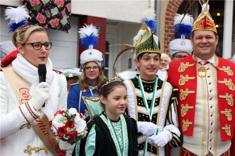 Die Kowelenzer Tolitäten, Prinz Frank und seine Confluentia Melina mit dem neuen Kinderprinzenpaar. Fotos: DB 