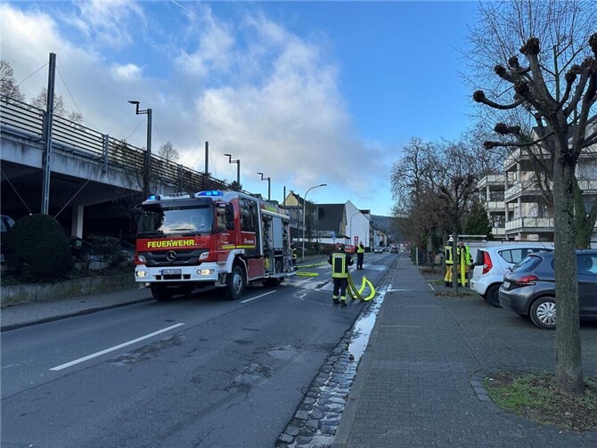 Die Kräfte der Feuerwehr am Einsatzort.  Foto: ROB