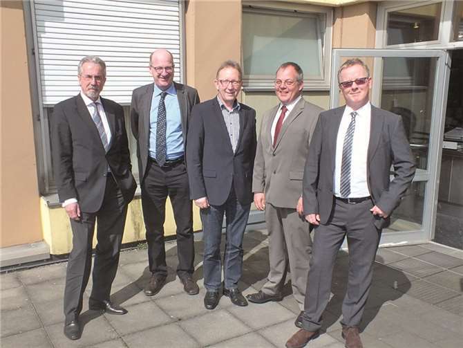 Die Krankenhausreform 2015 erörterten in Linz (v.l.): Stadtbürgermeister Dr. Hans Georg Faust, Stiftungsvorstand Dr. jur. Hartmut Münzel, Bundestagsabgeordneter Erwin Rüddel, Verwaltungsdirektor Thomas Werner und Stiftungsgeschäftsführer André Tillmann. privat