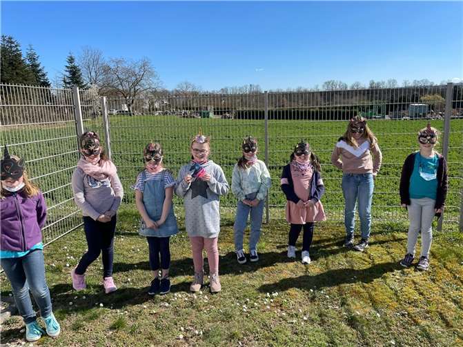 Die Kratzbild – Einhornmasken und die ein oder andere „Verkleidung“, wie Haarreifen oder mitgebrachte Glücksbringer verstärkten die magischen Stunden im „Einhorn-Fieber. Quelle: VG Weißenthurm