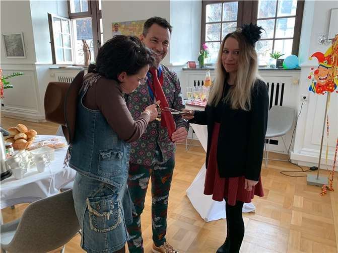 Die Krawatte des Oberbürgermeisters ist vor den närrischen Mitarbeiterinnen und Mitarbeitern der Stadtverwaltung nicht sicher.  Foto: Stadt Koblenz/Hannah Dorgeist