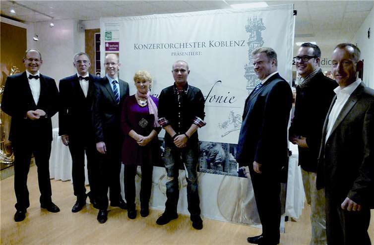 Die Kreativen der Brunnensinfonie, Projektleiter Meffert (l.), Komponist Rennert (Mitte), Projekt-Verantwortlicher Göddertz (2.v.l.), Bernd Schittler, Vorstandsmitglied der PSD Bank Koblenz (3.v.l.), Ernst Josef Lehrer, Vorstandsmitglied der Sparkasse Koblenz (3.v.r.), musikalischer Leiter Engers (r.), Schirmherrin Dr. Herzog sowie Vertreter der weiteren Sponsoren präsentierten das Projekt. BSB