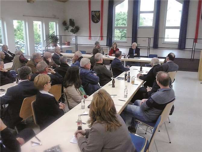 Die Kreis-CDU diskutierte mit 50 Ortsbürgermeistern über das neue Landesfinanzausgleichsgesetz.privat