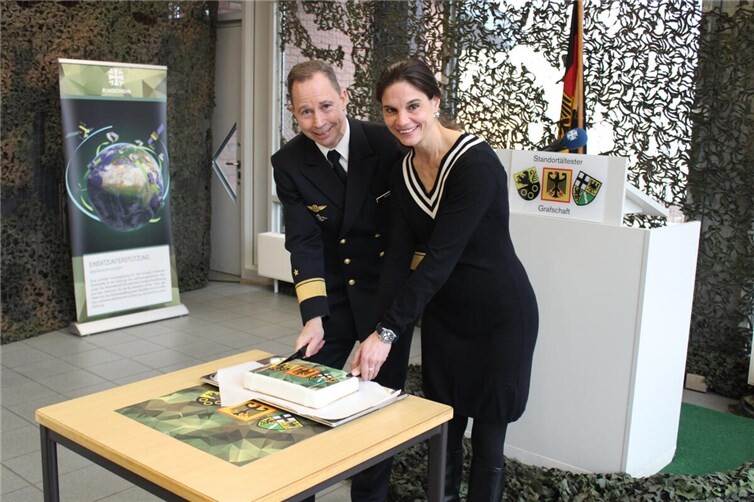 Die Kreisbeigeordnete Christina Steinhausen und Flottillenadmiral Axel Ristau beim Anschnitt der Neujahrstorte. Foto: DU