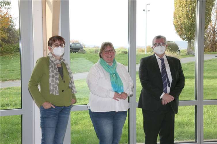 Die Kreisbeigeordneten (v.l.) Birgit Meyreis und Judith Lehnigk-Emden sowie Landrat Dr. Alexander Saftig mussten bei der Aussprache und Abstimmung über ihre Entlastung für das Geschäftsjahr 2021 auf die „Besucherplätze“.  Fotos: WEC
