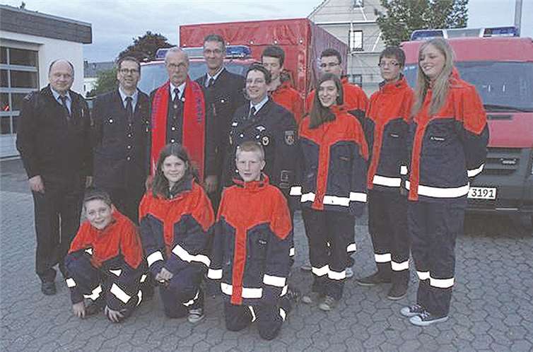 Die Kreisjugendfeuerwehr dankt Herbert Franzen (3.v.l. hinten) für seinen Einsatz über sieben Jahre bei der Jugendfeuerwehr. AB
