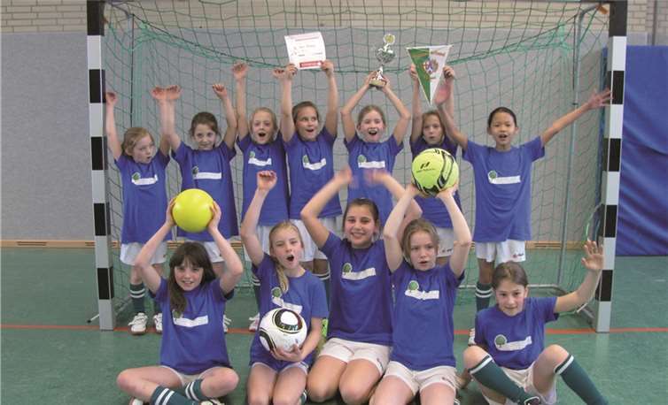 Die Kreismeister im Schulfußball 2014 bei den Mädchen sind die Schülerinnen der Lindenschule Bad Breisig, hier nach der Siegerehrung. privat