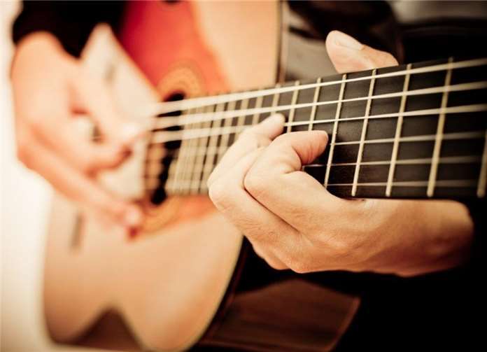 Die Kreismusikschule bietet Gitarrenunterricht für Erwachsene an. KMS