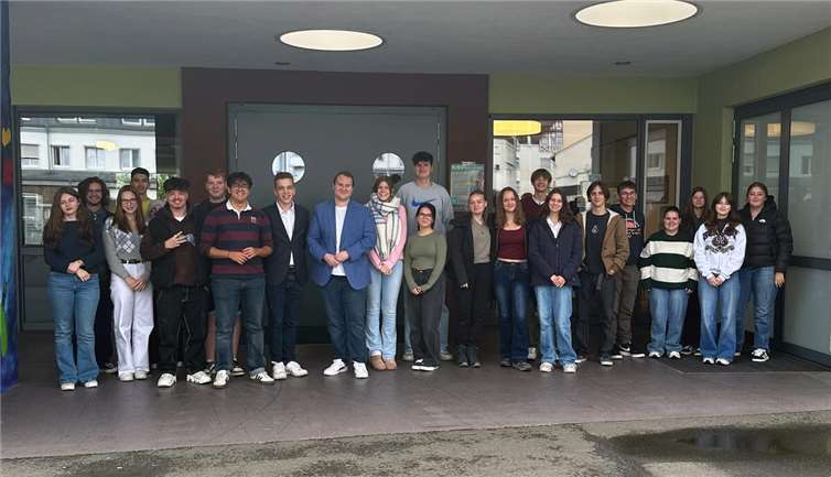 Die Kreisschüler*innenvertretung Neuwied (KrSV-NR) setzt sich aus den Schülerinnen und Schülern aller Schulen der Sekundarstufe I und II im Kreis Neuwied zusammen. Sie vertritt somit die Interessen von ca. 20.000 Schüler*innen an etwa 34 Schulen gegenüber Institutionen, Parteien und der sonstigen Öffentlichkeit und unterstützt die Arbeit der Vertretungen für Schülerinnen und Schüler (SVen) vor Ort.Fotos: Kreisschüler*innenvertretung Neuwied