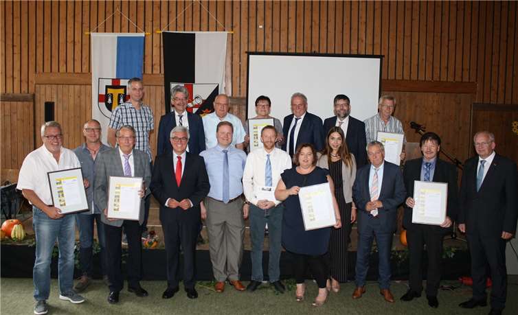 Die Kreissieger „Unser Dorf hat Zukunft“ aus Grenderich, Greimersburg, Kennfus, Lutzerath, Bruttig-Fankel und Alflen. TE