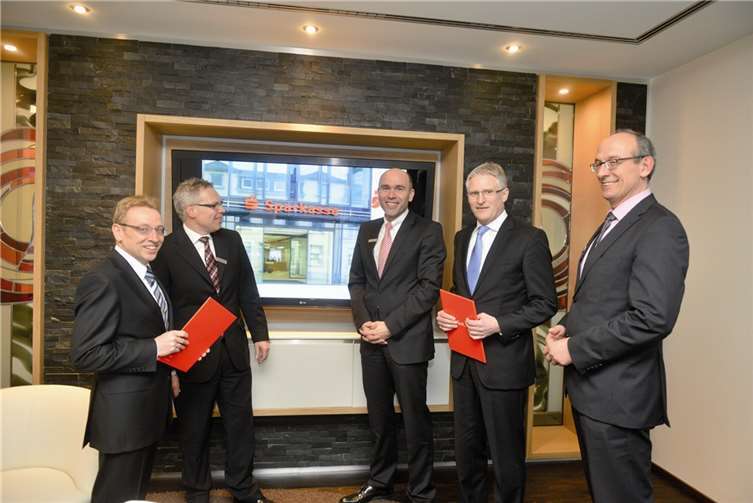 Die Kreissparkasse Ahrweiler (KSK) zieht nach Abschluss des Geschäftsjahres für 2012 eine positive Bilanz. Vorstandsvorsitzender Dieter Zimmermann (2.v.r.) präsentierte gemeinsam mit Vorstandsmitglied Guido Mombauer (3.v.r.) und Achim Gemein (2.v.l.), Markus Krupp (1.v.r.) sowie Günter Witsch (1.v.l.) , die zum erweiterten Vorstandskreis zählen, ein erfreuliches Jahresergebnis.Fix