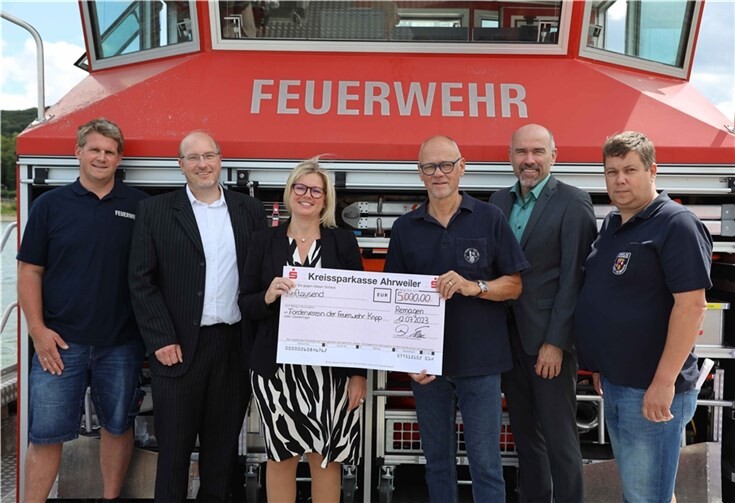 Die Kreissparkasse Ahrweiler hat dem Förderverein der Freiwilligen Feuerwehr Kripp e.V. eine großzügige Spende in Höhe von 5000 Euro überreicht.  Foto: Feuerwehr Stadt Remagen