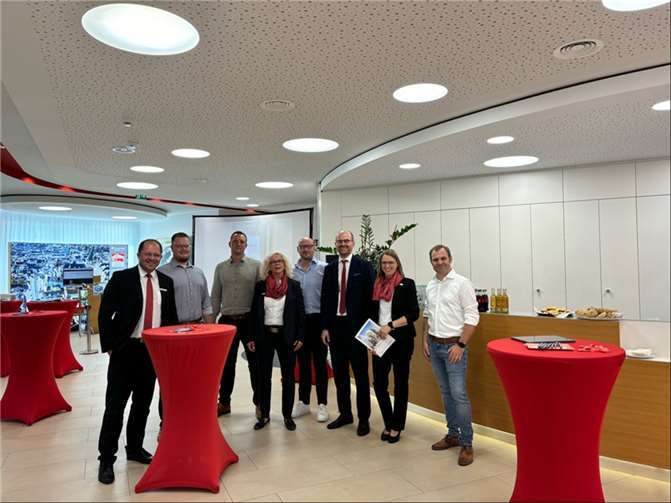 Die Kreissparkasse Ahrweiler sowie die MIKA-BAU GmbH freuen sich über das zahlreiche Interesse an dem Projekt „Leben am Markt“.  Foto: Marco Seydel