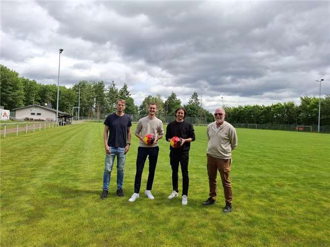 Die Kreissparkasse Ahrweiler unterstützt den VfR Waldorf beim Umbau des Sportplatz.  Foto: Felten