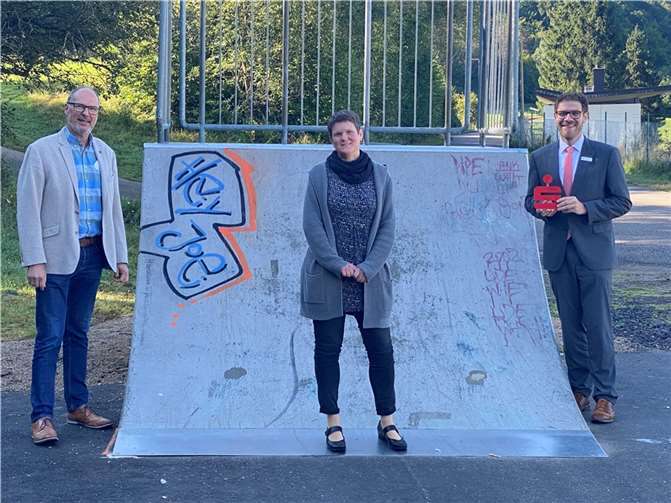 Die Kreissparkasse Ahrweiler unterstützt die Neuerrichtung der Skateranlage in Adenau mit einer Spende in Höhe von 1.500 Euro. V.l.: Stadtbürgermeister Arnold Hoffmann, Sabine Borsch (Stadt Adenau) und Christian Frings (Geschäftsstellenleiter der Kreissparkasse Adenau). Foto: privat