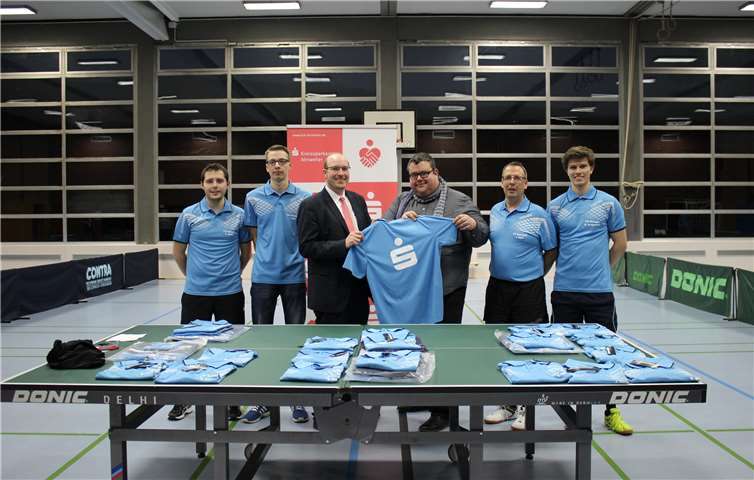 Die Kreissparkasse Ahrweiler unterstützte gern den Wunsch der Remagener Tischtennisfreunde nach neuen Trikots.  privat