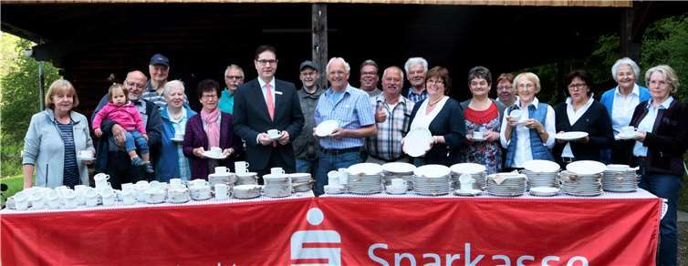 Die Kreissparkasse Ahrweiler, vertreten durch Wolfgang Kaspers, Leiter der Filiale in Insul und Hildegard Neunzig überreichte dem Eifelverein Antweiler in der Vereinshütte auf dem Bahngelände eine 100-teilige Porzellan-Garnitur. Foto: SES