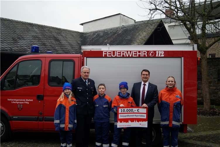 Die Kreissparkasse Koblenz unterstützt die Jugendfeuerwehren des Landkreises Mayen-Koblenz mit einer großartigen Spende. Foto: Horst Klee