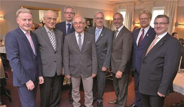Die Kreissparkasse Mayen verabschiedet langjährige Mitglieder des Verwaltungsrates: (v.l.) Peter Schaaf, Peter Wilbert, Frank Gansen, Heinz Hörnig, Franz Breil, Paul Rosenbaum, Rolf Schäfer und Landrat Dr. Alexander Saftig.KSK Mayen