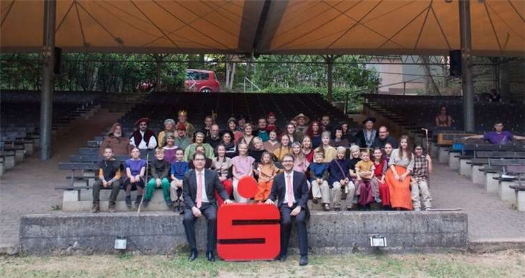 Die Kreissparkasse ist der Hauptsponsor der Freilichtbühne, für die neue Überdachung werden aber zusätzliche Mittel benötigt.privat