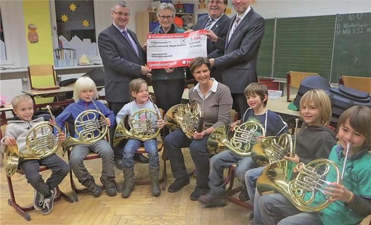 Die Kreissparkasse spendet 5000 Euro für die Anschaffung kindgerechter Musikinstrumente: (H.v.l.) Dr. Alexander Saftig, Lucia Stark, Klaus Bell und Karl-Josef Esch. privat