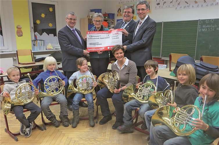 Die Kreissparkasse spendet 5000 Euro für die Anschaffung kindgerechter Musikinstrumente: (H.v.l.) Dr. Alexander Saftig, Lucia Stark, Klaus Bell und Karl-Josef Esch. privat