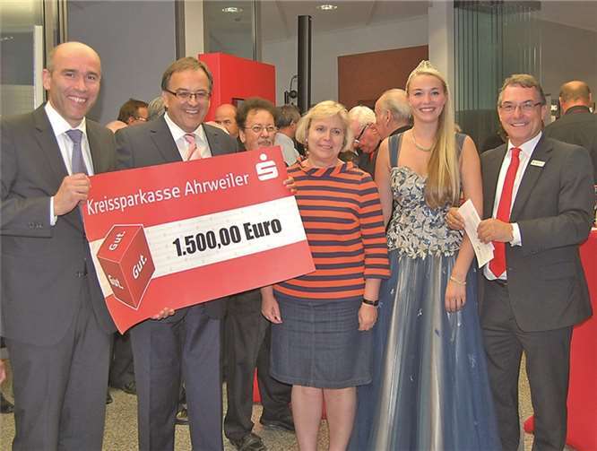 Die Kreissparkasse spendete 1.500 Euro für Jugendarbeit (v.l.): Guido Mombauer (Vorstand KSK), Verbandsbürgermeister Bernd Weidenbach, Stadtbürgermeisterin Gabriele Hermann - Lersch, KSK- Bereichsleiter Michael Heltken.