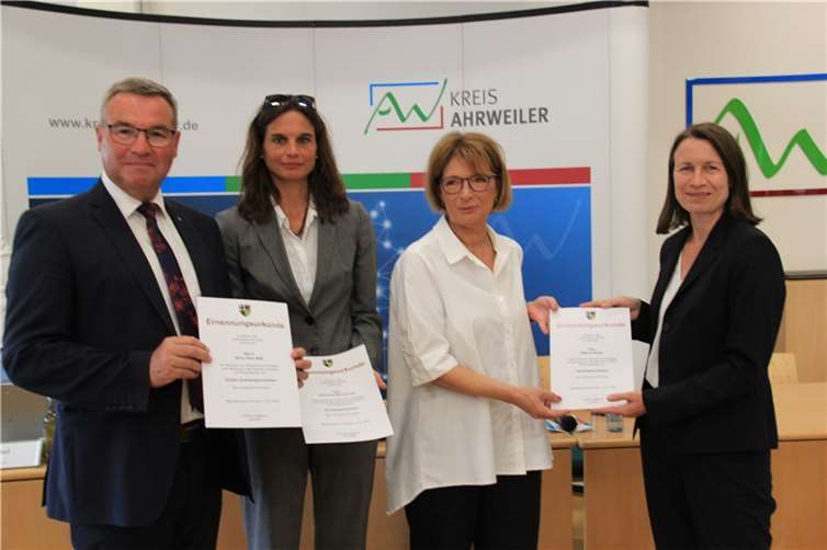 Die Kreisspitze nach der Wahl: (von links) die Beigeordneten Horst Gies, Christina Steinhausen und Sabine Glaser mit Landrätin Cornelia Weigand und ihren Ernennungsurkunden. Foto: GS