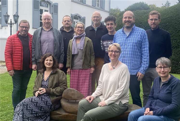 Die Kreistagsfraktion Bündnis 90/DIE GRÜNEN und Ausschussmitglieder vor dem Gästehaus im Schlosspark in Saffig.Foto: BÜNDNIS 90/DIE GRÜNEN Kreistagsfraktion Mayen-Koblenz
