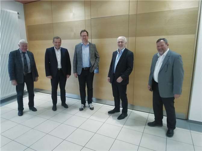 Die Kreistagsfraktion der FWG-MYK heißt Uwe Berens (Bildmitte) willkommen. Berens folgt auf Klaus Endris, der sein Mandat nach 17 Jahren niedergelegt hat.Foto: FWG Mayen-Koblenz e.V.