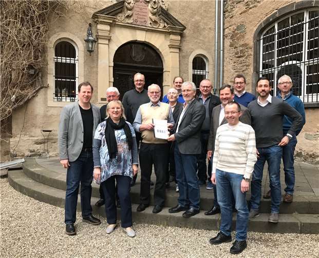 Die Kreistagsfraktion der Freien Wählergruppe Mayen Koblenz während ihrer Klausurtagung auf Schloss Burg Namedy.privat