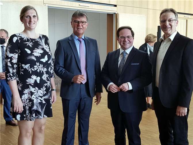 Die Kreistagsmitglieder Selina Flöck (li.) und Horst Hohn (re.) gratulierten in Anwesenheit des bisherigen Amtsinhabers Burkhard Nauroth (2.v.li.) dem neuen Ersten Kreisbeigeordneten Pascal Badziong. Quelle: CDU-Stadtverband Mülheim-Kärlich