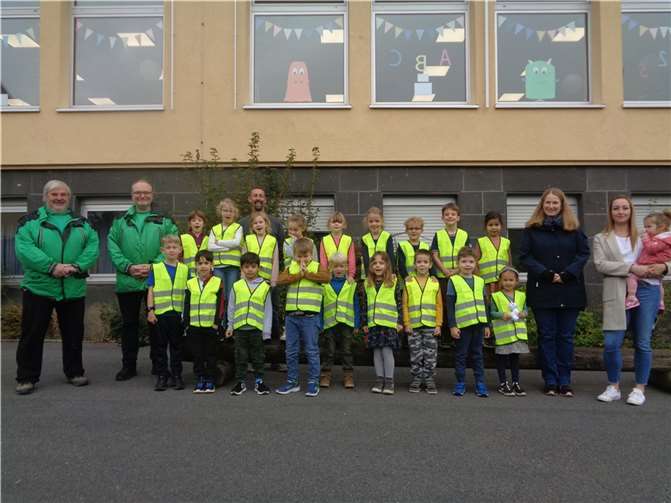 Die Kreisverkehrswacht Mayen-Koblenz e.V. hat Warnwesten gespendet.  Foto: privat