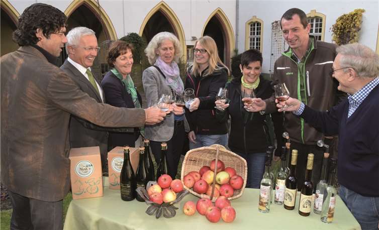 Die Kreisverwaltung Neuwied unterstützt zur Wahrung von Vielfalt und Schönheit der Heimat die Wiederansiedlung des Mautapfels und den Erhalt anderer Obstsorten auf den Streuobstwiesen rund um die ehemalige Abtei Rommersdorf in Neuwied Heimbach-Weis. Bei einer Verkostung von Apfelsaft und Honig aus der Region und des Mautapfel-Brandes sowie die Vorstellung eines Apfel-Holunder-Sektes lobten die Teilnehmer den Genuss von Kultur- und Gaumenfreuden im historisch einmaligen Ambiete der Abtei Rommersdorf.