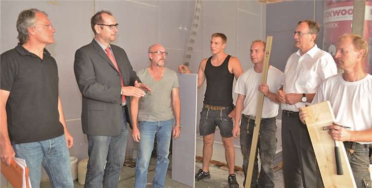 Die Kreisverwaltung lässt in den Ferien an vielen Schulen bauen. Landrat Rainer Kaul (2.v.r.) auf der Baustelle der Ludwig-Erhard-Schule in Neuwied im Gespräch mit Mitarbeitern des Kreisimmobilienmanagements und Vertretern von Baufirmen.Kreisverwaltung Neuwied