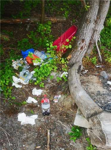 Die Kreisverwaltung weist ganz klar darauf hin, dass es sich bei der Verschmutzung der umliegenden Natur um eine Ordnungswidrigkeit handelt, die geahndet wird.Foto: Kreisverwaltung