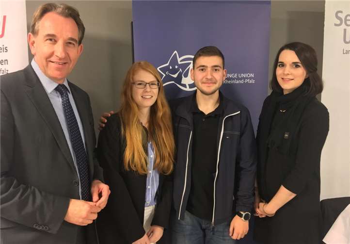 Die Kreisvorsitzende der Jungen Union Rhein-Lahn Flavia Schardt (rechts) und der Kreisvorsitzende der CDU Rhein-Lahn Matthias Lammert, MdL (links) freuen sich über die Aufnahme von Lena Lorch und Paul Schoor ins neue Nachwuchsförderprogramm der CDU Rheinland-Pfalz. CDU Rhein-Lahn