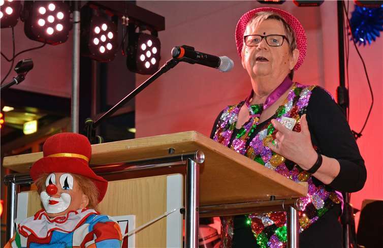 Die Kreiswackesträgerin von 2016 und Vorsitzende der gastgebenden Möhnen „Scheene Kenne“ Elsbeth Müller hieß die Karnevalisten in Bassenheim willkommen.