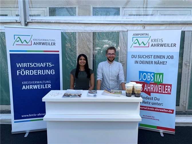 Die Kreiswirtschaftsförderung, vertreten durch Anuriti Kumar (links) und Timo Schäfer (rechts), präsentierte sich mit einem eigenen Stand auf dem Rheinland-Pfalz-Fest „Heimat 22“ in erlin. Foto: Kreisverwaltung Ahrweiler
