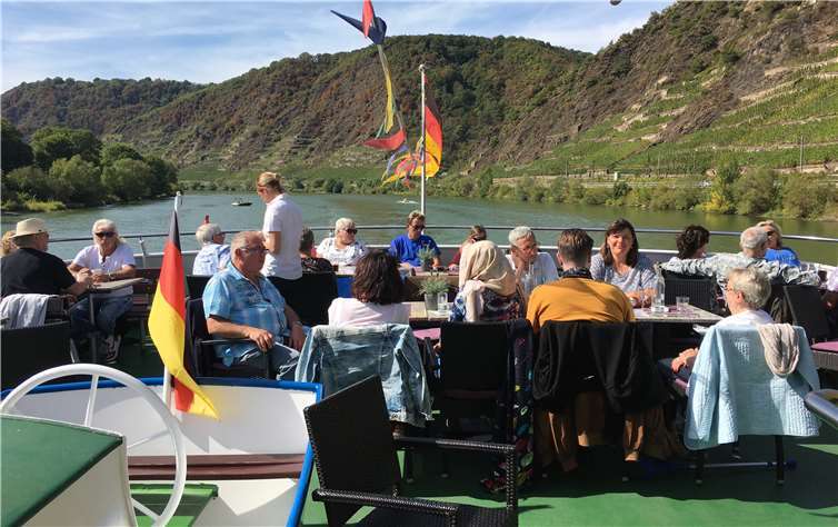 Die Kreuzbündler/ - innen genießen den himmlischen Frieden während der Moselfahrt.privat