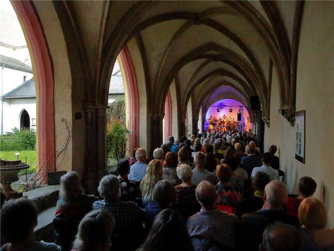 Kreuzgang Konzerte bringen Live-Musik in die Abtei Die Kreuzgang Konzerte laden im Mai ein, die beeindruckende Kulisse der Abtei Rommersdorf im Neuwieder Stadtteil Heimbach-Weis zu erleben.Foto: Wolfgang Hartmann