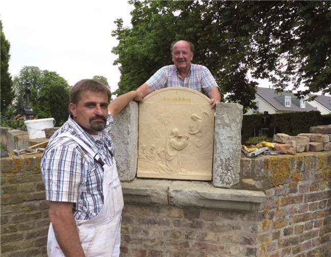 Die Kreuzwegstation zeigten Roland Gassert und Hermann-Josef Nöthen an der Friedhofsmauer. WM