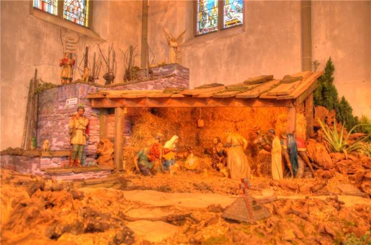 Die Krippe in der Rheinbrohler Pfarrkirche steht in diesem Jahr im Zeichen der Flut an der Ahr. Fotos: Thomas F. Müller