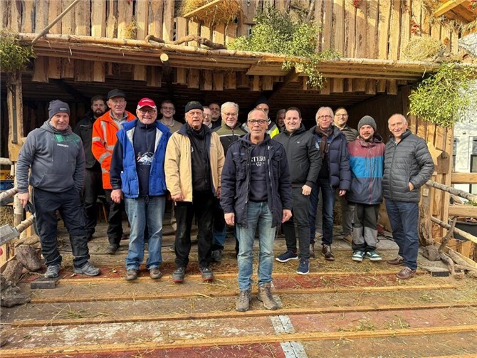 Die Krippenbauer der Prinzengarde Andernach und ihre Unterstützer haben wieder ganze Arbeit geleistet und während der vergangenen Wochen die „Lebende Krippe“ auf dem Marktplatz aufgebaut. Foto: CDU Stadtverband Andernach