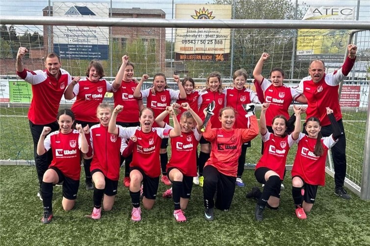 Die Kripper D-Juniorinnen bejubeln ihren Auswärtssieg in Sohren.