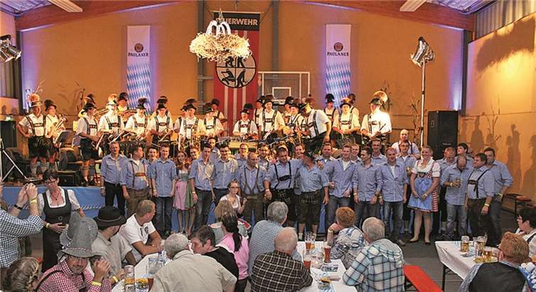 Die Kripper Feuerwehr stellte sich am Oktoberfest-Abend zum Gruppenbild auf, denn ging es wieder an die Bewirtung der Gäste