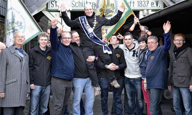 Die Kripper Junggesellen ließen ihren neuen Schützenkönig Frank Kremer hochleben. privat